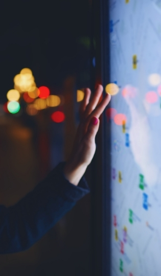 ecran_tactile_doigt_carte_mobile